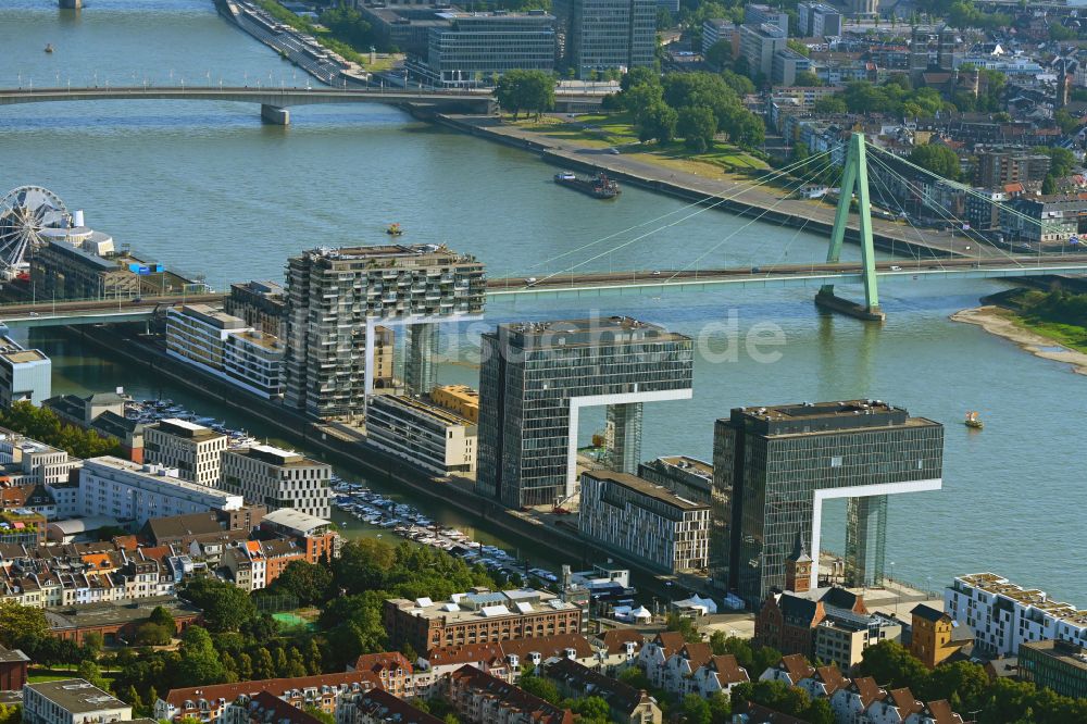 Köln aus der Vogelperspektive: Wohngebiet einer Mehrfamilienhaussiedlung Kranhäuser am Ufer- und Flussverlauf des Rhein im Ortsteil Innenstadt in Köln im Bundesland Nordrhein-Westfalen, Deutschland