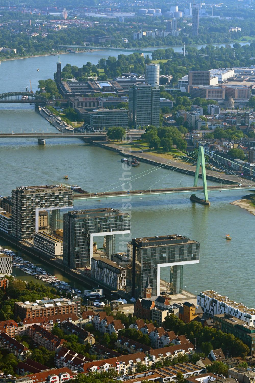 Köln von oben - Wohngebiet einer Mehrfamilienhaussiedlung Kranhäuser am Ufer- und Flussverlauf des Rhein im Ortsteil Innenstadt in Köln im Bundesland Nordrhein-Westfalen, Deutschland