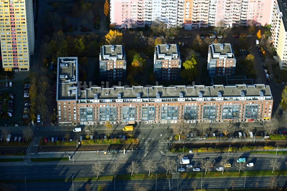 Luftbild Berlin - Wohngebiet der Mehrfamilienhaussiedlung an der Landsberger Allee im Ortsteil Hohenschönhausen in Berlin, Deutschland