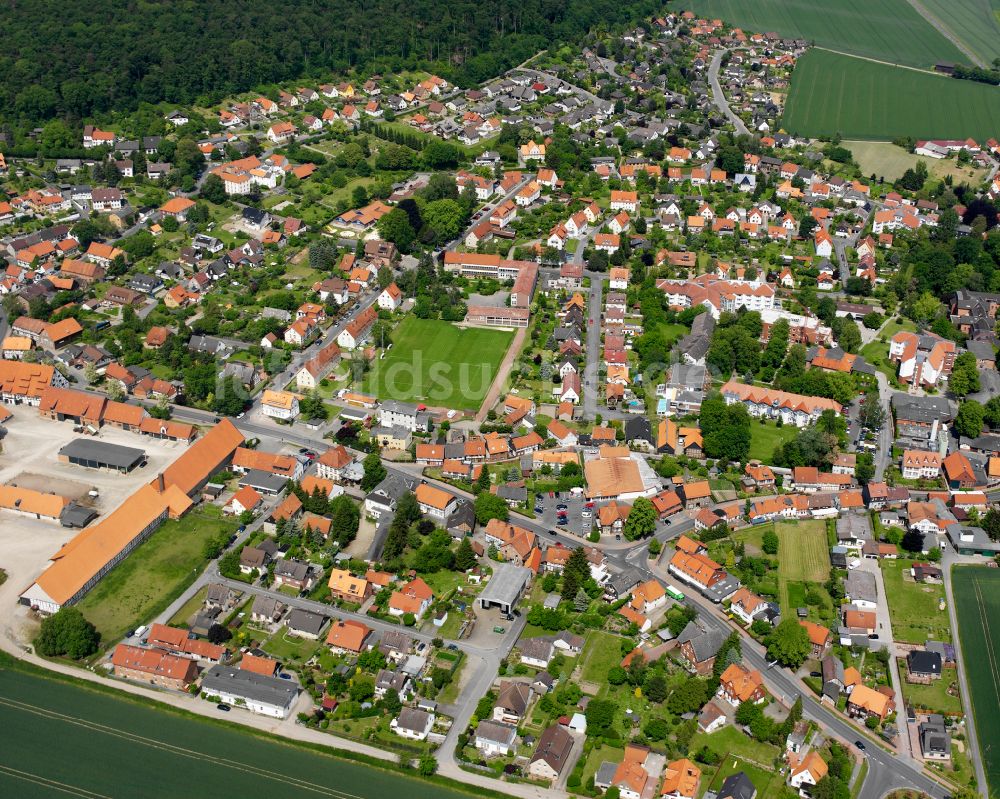 Liebenburg von oben - Wohngebiet der Mehrfamilienhaussiedlung in Liebenburg im Bundesland Niedersachsen, Deutschland