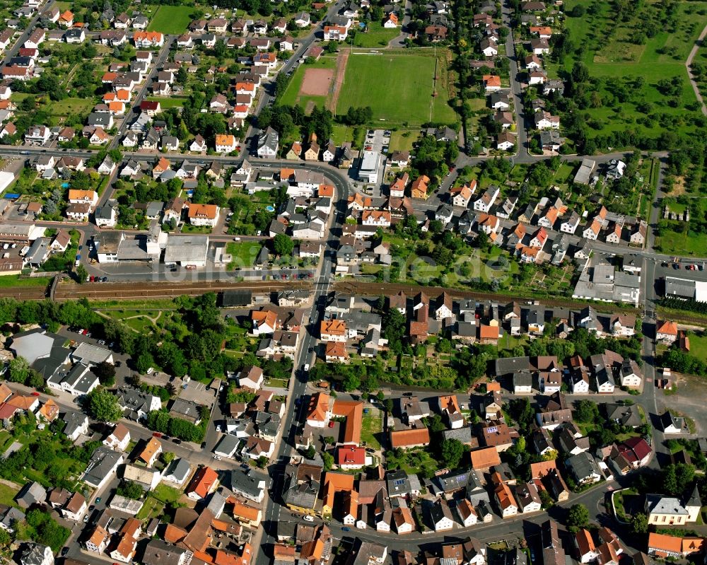 Lindenstruth von oben - Wohngebiet der Mehrfamilienhaussiedlung in Lindenstruth im Bundesland Hessen, Deutschland