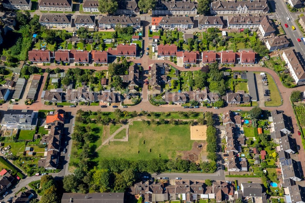 Duisburg von oben - Wohngebiet der Mehrfamilienhaussiedlung Margarethensiedlung in Duisburg im Bundesland Nordrhein-Westfalen