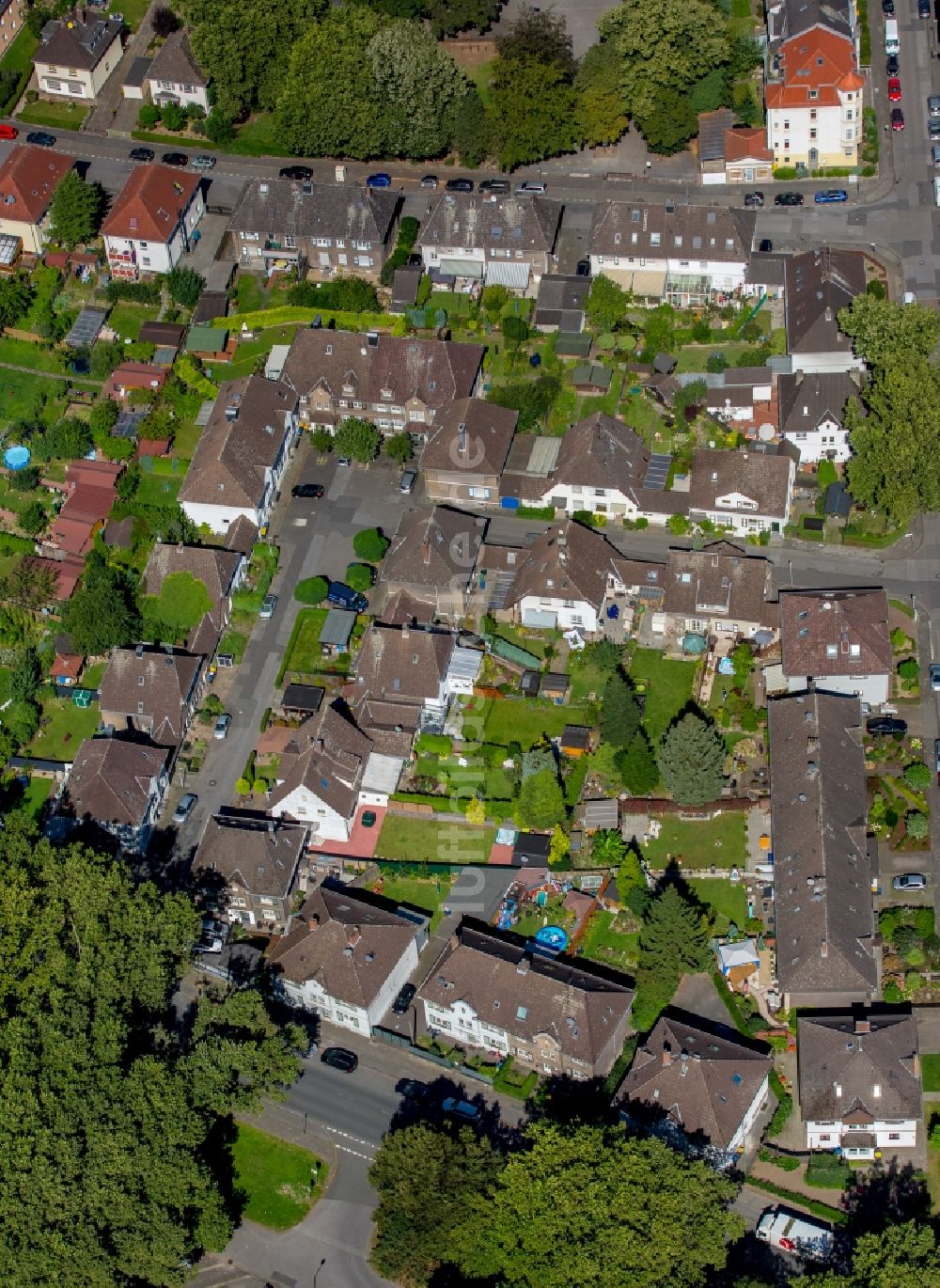 Duisburg von oben - Wohngebiet der Mehrfamilienhaussiedlung Margarethensiedlung in Duisburg im Bundesland Nordrhein-Westfalen