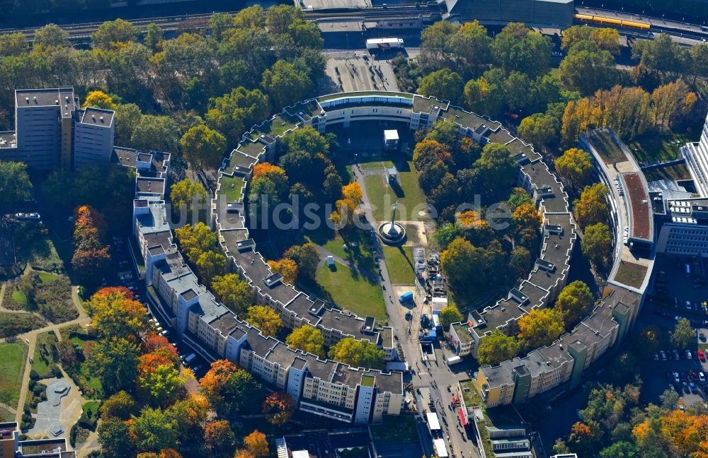 Berlin von oben - Wohngebiet der Mehrfamilienhaussiedlung am Mehringplatz in Berlin, Deutschland