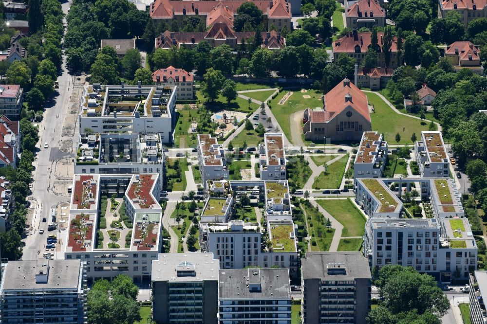 München von oben - Wohngebiet der Mehrfamilienhaussiedlung am Mildred-Scheel-Bogen - Rümannstraße - Isoldenstraße im Ortsteil Schwabing-West in München im Bundesland Bayern, Deutschland