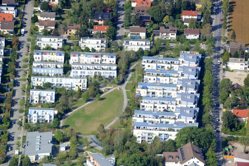 München von oben - Wohngebiet einer Mehrfamilienhaussiedlung in München im Bundesland Bayern