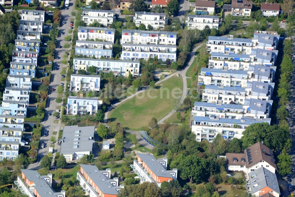 München aus der Vogelperspektive: Wohngebiet einer Mehrfamilienhaussiedlung in München im Bundesland Bayern