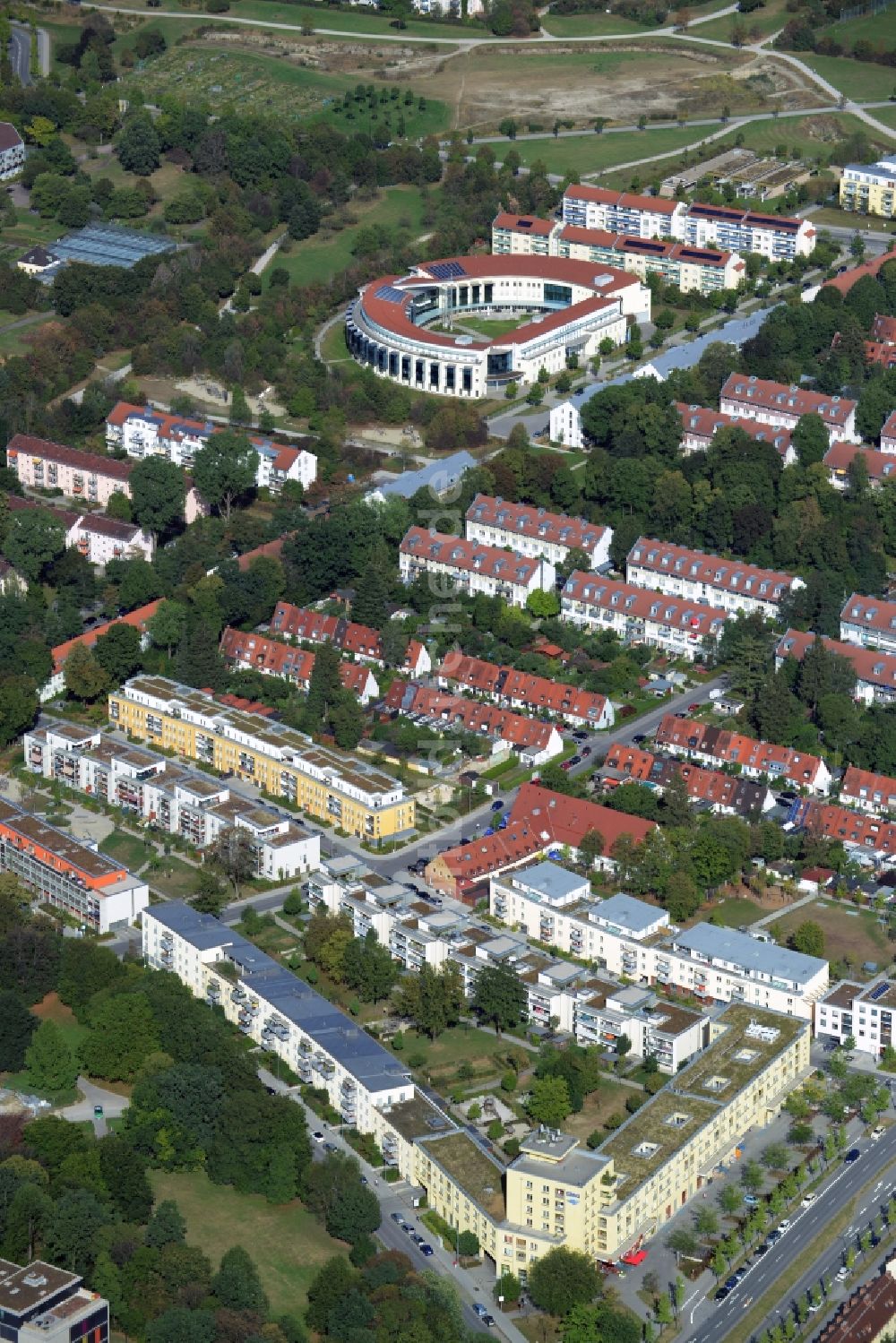 Luftbild München, Berg am Laim - Wohngebiet einer Mehrfamilienhaussiedlung in München, Berg am Laim im Bundesland Bayern