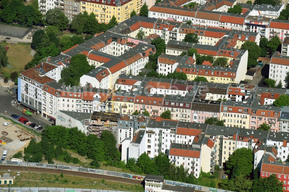 Berlin aus der Vogelperspektive: Wohngebiet einer Mehrfamilienhaussiedlung Nöldnerstraße - Türrschmidtstraße im Ortsteil Lichtenberg in Berlin, Deutschland