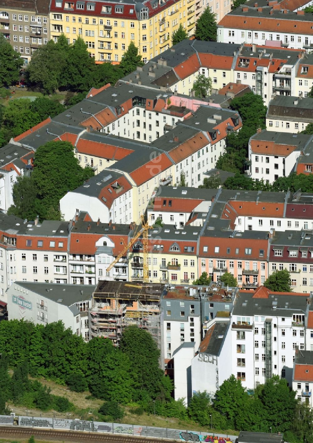 Luftbild Berlin - Wohngebiet einer Mehrfamilienhaussiedlung Nöldnerstraße - Türrschmidtstraße im Ortsteil Lichtenberg in Berlin, Deutschland