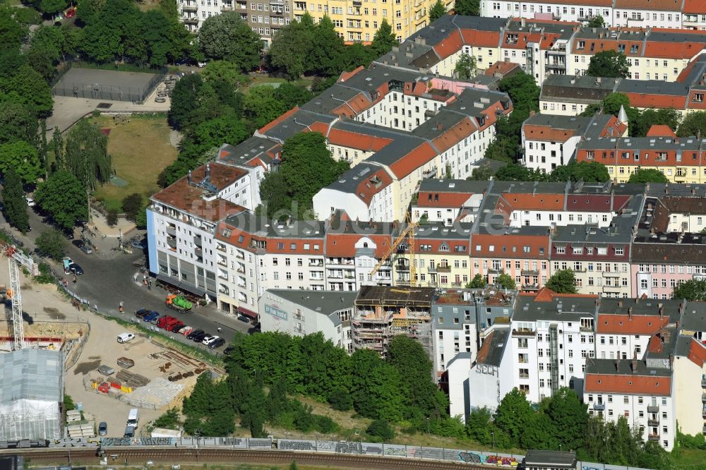 Luftaufnahme Berlin - Wohngebiet einer Mehrfamilienhaussiedlung Nöldnerstraße - Türrschmidtstraße im Ortsteil Lichtenberg in Berlin, Deutschland