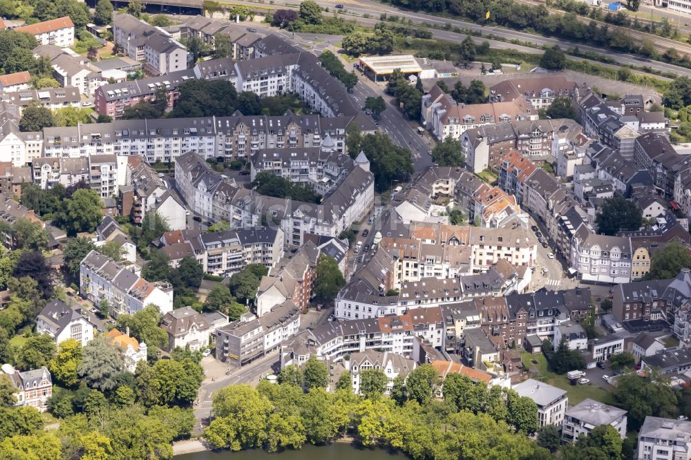 Düsseldorf aus der Vogelperspektive: Wohngebiet der Mehrfamilienhaussiedlung im Ortsteil Benrath in Düsseldorf im Bundesland Nordrhein-Westfalen, Deutschland