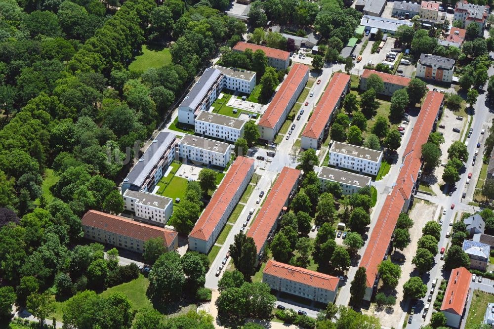 Luftaufnahme Berlin - Wohngebiet einer Mehrfamilienhaussiedlung im Ortsteil Biesdorf in Berlin, Deutschland