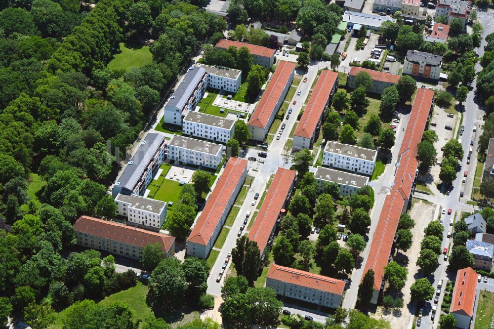 Luftbild Berlin - Wohngebiet einer Mehrfamilienhaussiedlung im Ortsteil Biesdorf in Berlin, Deutschland