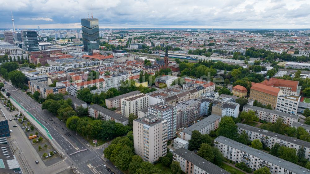 Luftaufnahme Berlin - Wohngebiet der Mehrfamilienhaussiedlung im Ortsteil Friedrichshain in Berlin, Deutschland