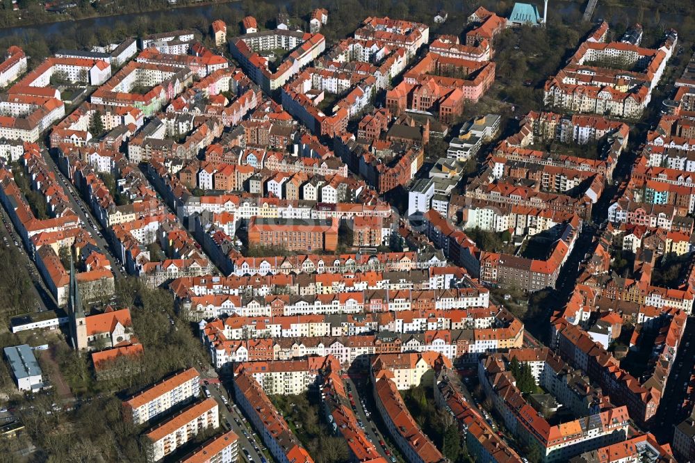 Hannover von oben - Wohngebiet einer Mehrfamilienhaussiedlung im Ortsteil Linden - Nord in Hannover im Bundesland Niedersachsen, Deutschland