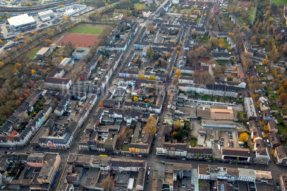 Duisburg von oben - Wohngebiet einer Mehrfamilienhaussiedlung im Ortsteil Marxloh in Duisburg im Bundesland Nordrhein-Westfalen