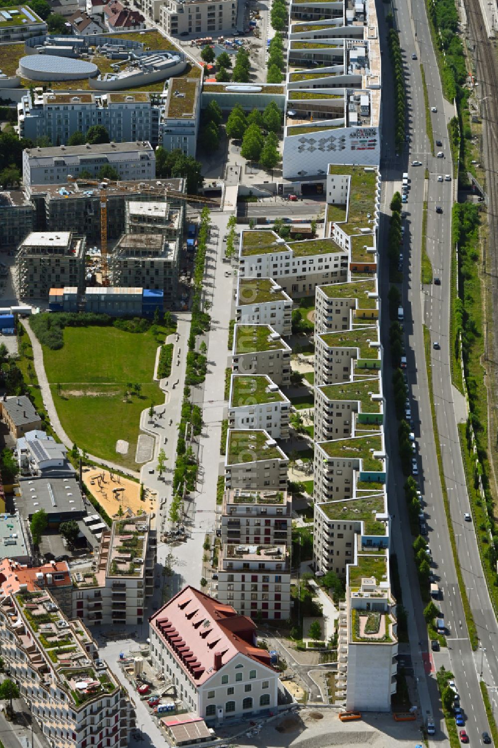 München aus der Vogelperspektive: Wohngebiet der Mehrfamilienhaussiedlung im Ortsteil Pasing-Obermenzing in München im Bundesland Bayern, Deutschland