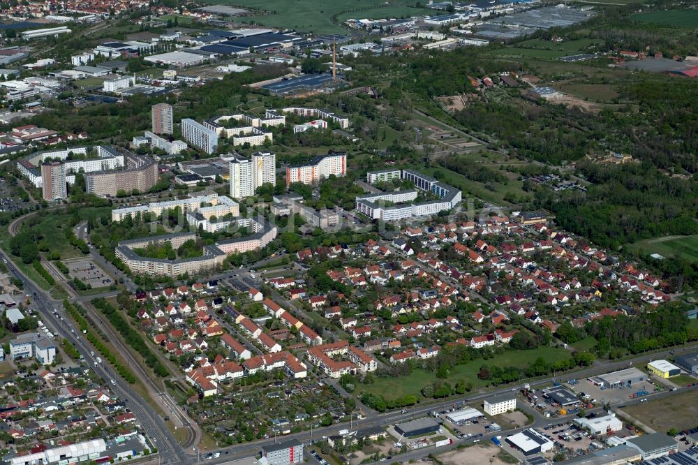 Luftaufnahme Erfurt - Wohngebiet der Mehrfamilienhaussiedlung im Ortsteil Roter Berg in Erfurt im Bundesland Thüringen, Deutschland