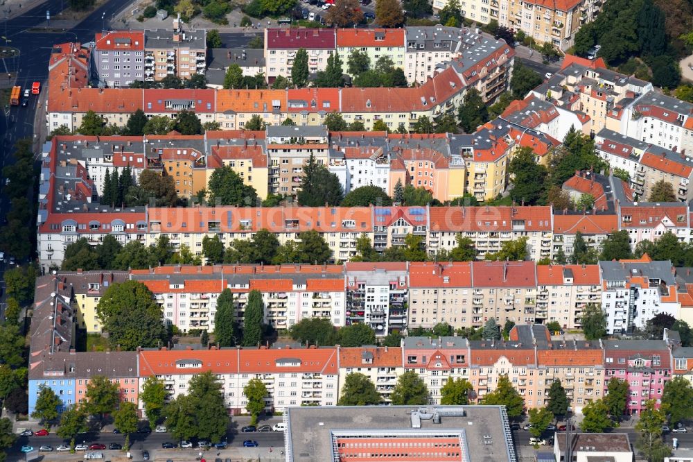 Berlin von oben - Wohngebiet der Mehrfamilienhaussiedlung im Ortsteil Tempelhof in Berlin, Deutschland