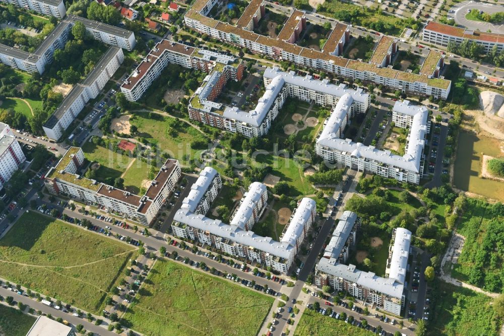 Berlin aus der Vogelperspektive: Wohngebiet einer Mehrfamilienhaussiedlung Plauener Straße - Sollstädter Straße - Arendsweg im Ortsteil Hohenschönhausen in Berlin, Deutschland