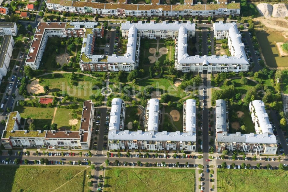 Luftaufnahme Berlin - Wohngebiet einer Mehrfamilienhaussiedlung Plauener Straße - Sollstädter Straße - Arendsweg im Ortsteil Hohenschönhausen in Berlin, Deutschland