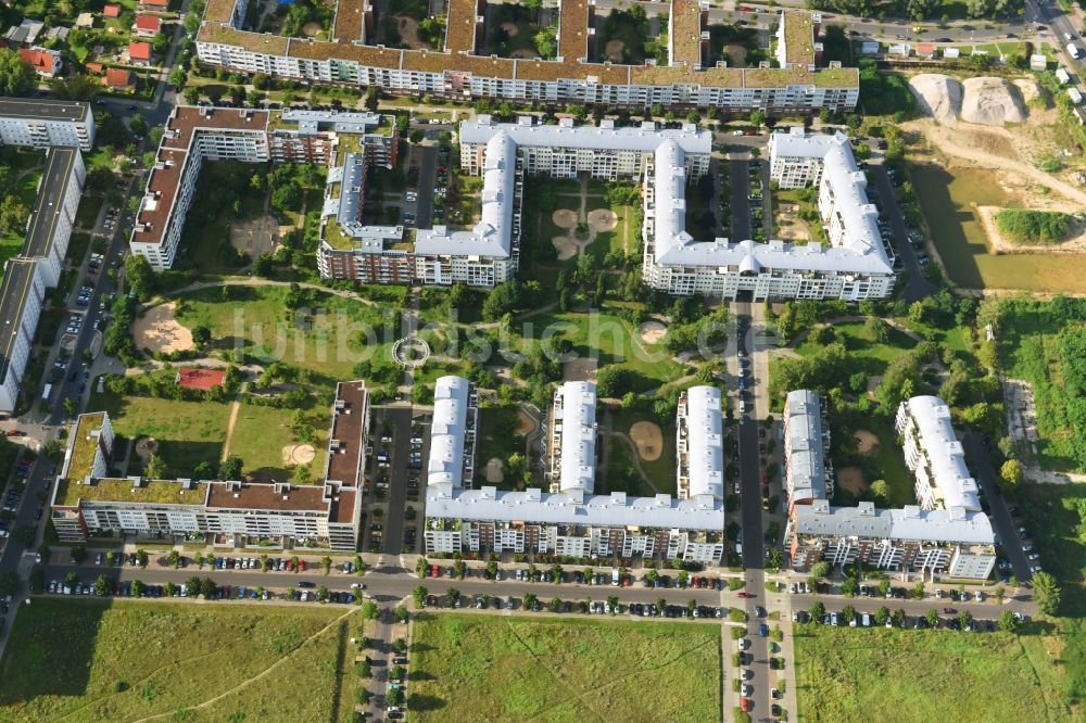 Berlin von oben - Wohngebiet einer Mehrfamilienhaussiedlung Plauener Straße - Sollstädter Straße - Arendsweg im Ortsteil Hohenschönhausen in Berlin, Deutschland