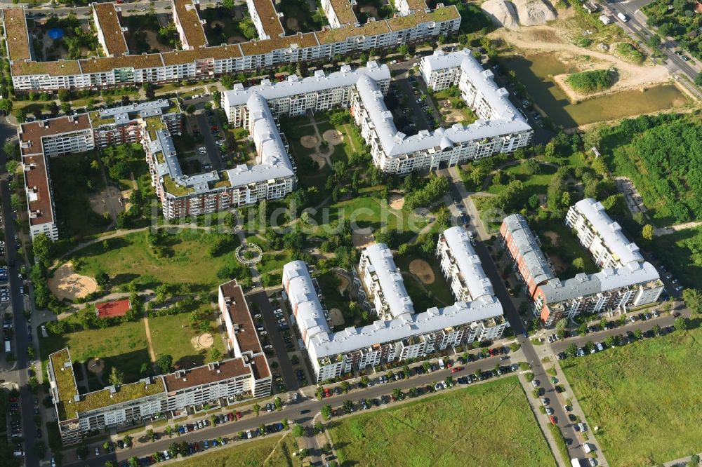 Berlin aus der Vogelperspektive: Wohngebiet einer Mehrfamilienhaussiedlung Plauener Straße - Sollstädter Straße - Arendsweg im Ortsteil Hohenschönhausen in Berlin, Deutschland