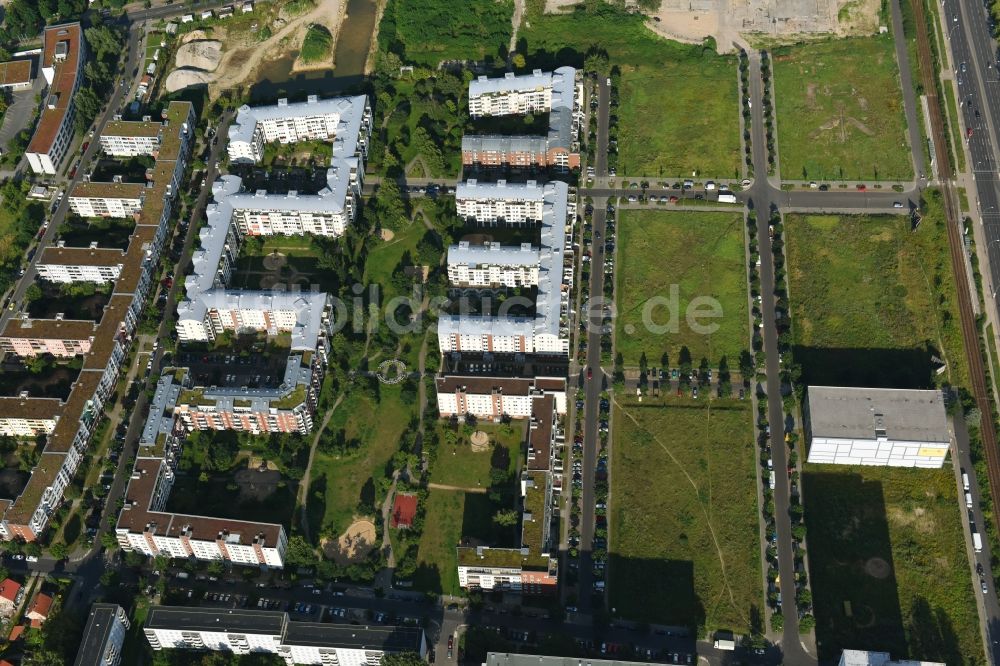 Berlin aus der Vogelperspektive: Wohngebiet einer Mehrfamilienhaussiedlung Plauener Straße - Sollstädter Straße - Arendsweg im Ortsteil Hohenschönhausen in Berlin, Deutschland