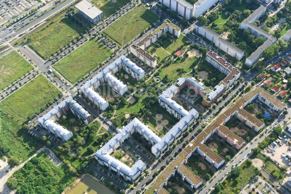 Berlin aus der Vogelperspektive: Wohngebiet einer Mehrfamilienhaussiedlung Plauener Straße - Sollstädter Straße - Arendsweg im Ortsteil Hohenschönhausen in Berlin, Deutschland