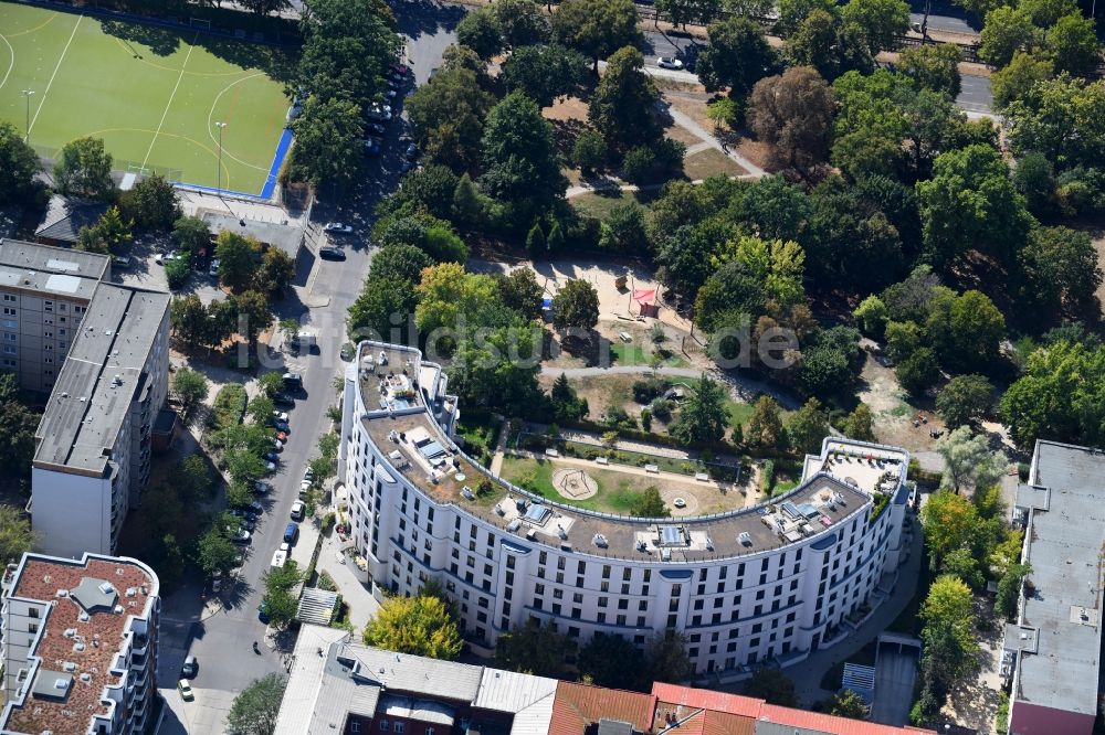 Luftaufnahme Berlin - Wohngebiet einer Mehrfamilienhaussiedlung Prenzlauer Bogen im Ortsteil Prenzlauer Berg in Berlin, Deutschland