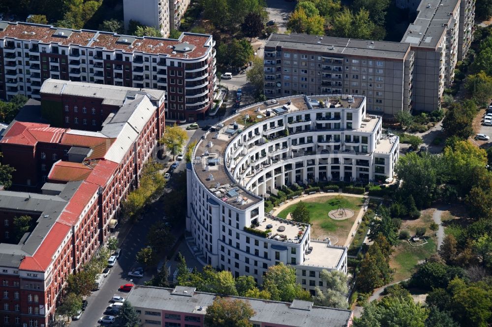 Berlin von oben - Wohngebiet einer Mehrfamilienhaussiedlung Prenzlauer Bogen im Ortsteil Prenzlauer Berg in Berlin, Deutschland