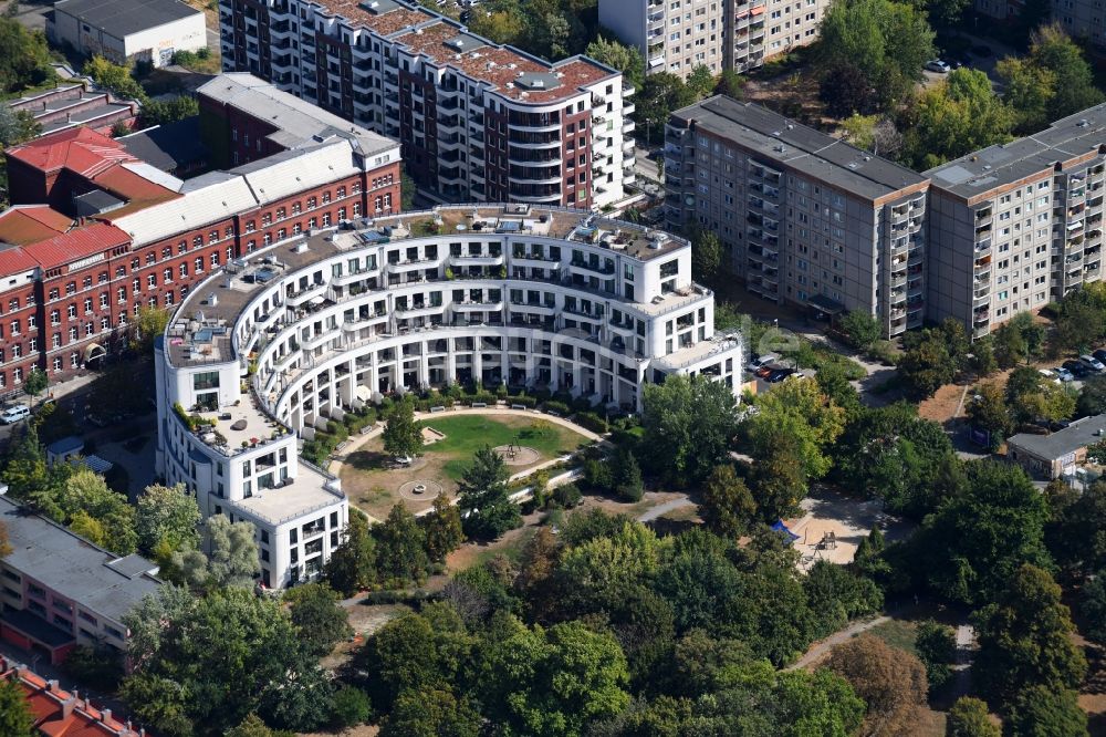 Luftaufnahme Berlin - Wohngebiet einer Mehrfamilienhaussiedlung Prenzlauer Bogen im Ortsteil Prenzlauer Berg in Berlin, Deutschland