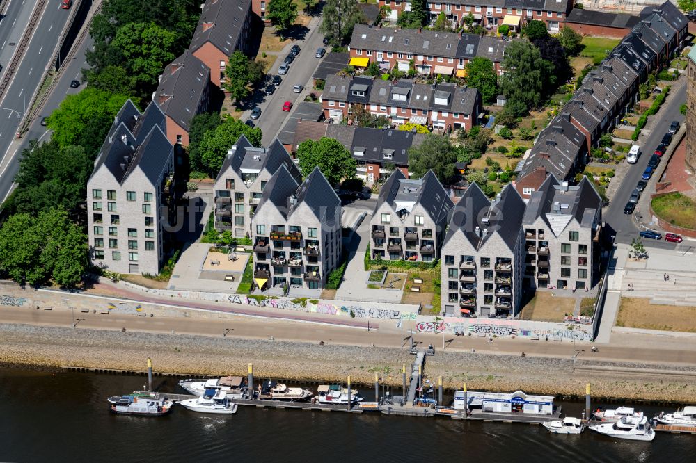 Luftbild Bremen - Wohngebiet der Mehrfamilienhaussiedlung am Rand der Altstadt am Ufer des Fluss Weser mit Marina Bremen - Landesverband Motorbootsport Bremen e.V. in Bremen, Deutschland