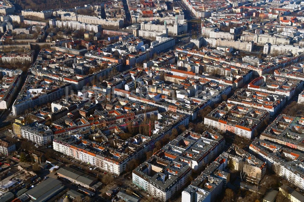 Luftaufnahme Berlin - Wohngebiet der Mehrfamilienhaussiedlung Revaler Straße - Libauer Straße - Simon-Dach-Straße im Ortsteil Friedrichshain in Berlin, Deutschland