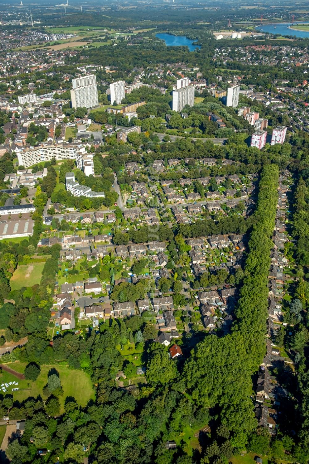 Duisburg aus der Vogelperspektive: Wohngebiet der Mehrfamilienhaussiedlung Rheinpreußen in Duisburg im Bundesland Nordrhein-Westfalen