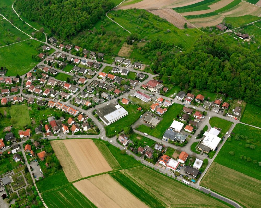 Roßwälden aus der Vogelperspektive: Wohngebiet der Mehrfamilienhaussiedlung in Roßwälden im Bundesland Baden-Württemberg, Deutschland