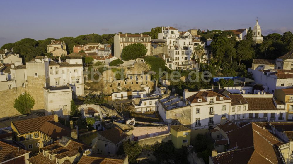 Lisboa aus der Vogelperspektive: Wohngebiet der Mehrfamilienhaussiedlung Rua Sao Tome in Lisboa in Portugal