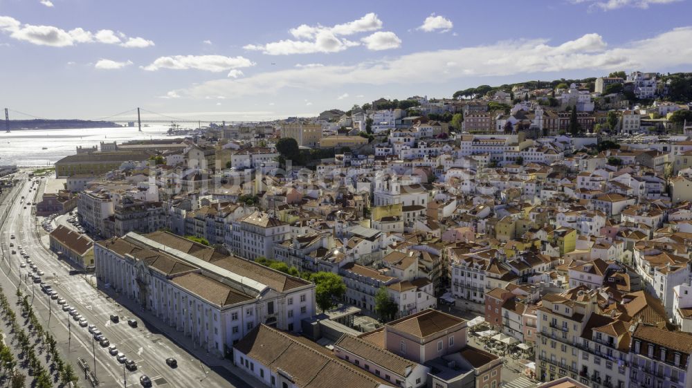 Luftaufnahme Lisboa - Wohngebiet der Mehrfamilienhaussiedlung Rua Sao Tome in Lisboa in Portugal