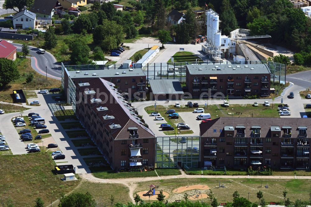 Bernau von oben - Wohngebiet der Mehrfamilienhaussiedlung mit Schallmauer in Bernau im Bundesland Brandenburg, Deutschland