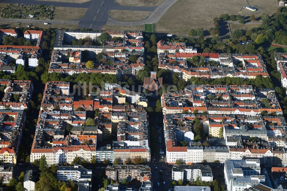 Berlin von oben - Wohngebiet der Mehrfamilienhaussiedlung Schillerkiez im Ortsteil Neukölln in Berlin, Deutschland