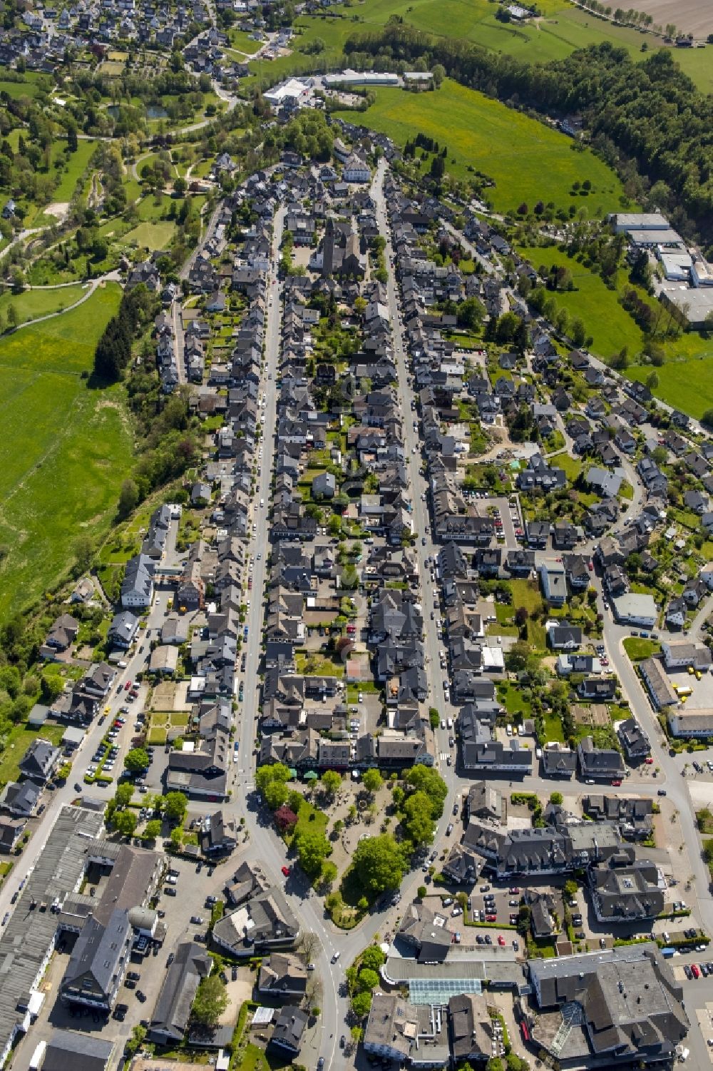 Luftaufnahme Schmallenberg - Wohngebiet einer Mehrfamilienhaussiedlung in Schmallenberg im Bundesland Nordrhein-Westfalen