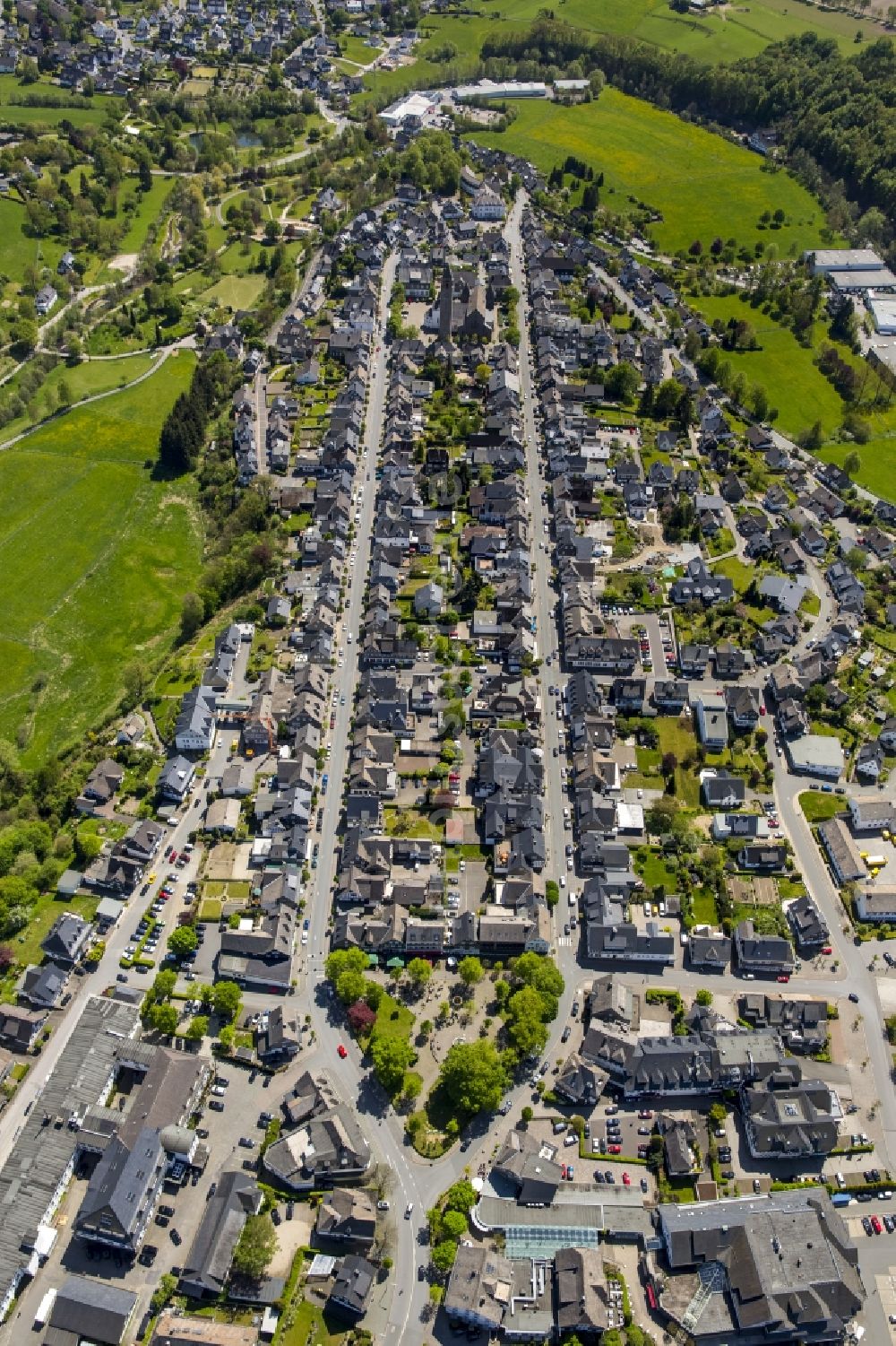 Schmallenberg von oben - Wohngebiet einer Mehrfamilienhaussiedlung in Schmallenberg im Bundesland Nordrhein-Westfalen