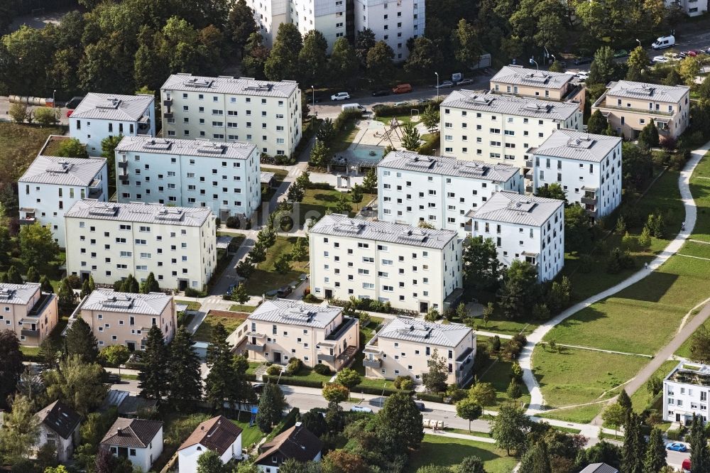 München aus der Vogelperspektive: Wohngebiet der Mehrfamilienhaussiedlung Schröfelhofstraße in München im Bundesland Bayern, Deutschland