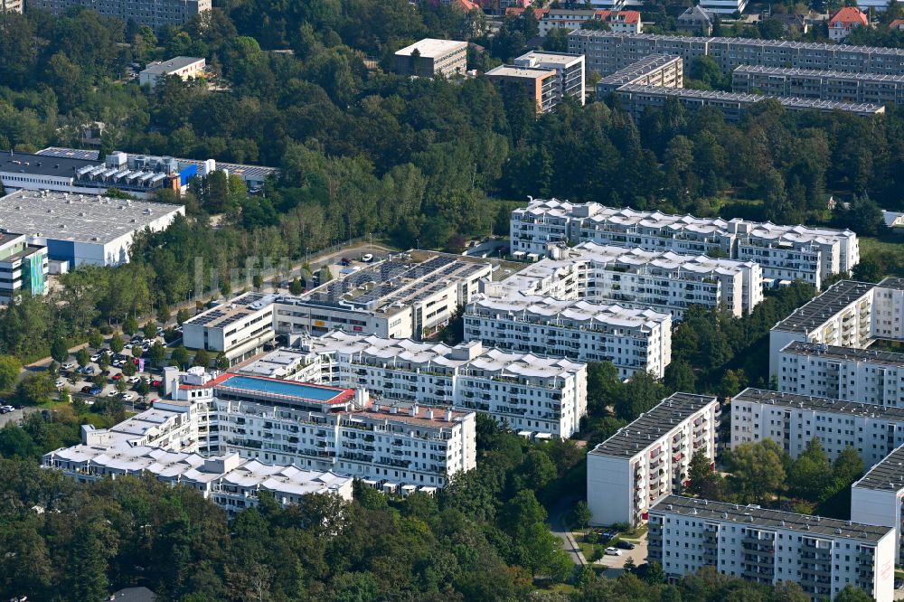 Dresden von oben - Wohngebiet der Mehrfamilienhaussiedlung mit Schwimmbecken auf dem Dach in Dresden im Bundesland Sachsen, Deutschland