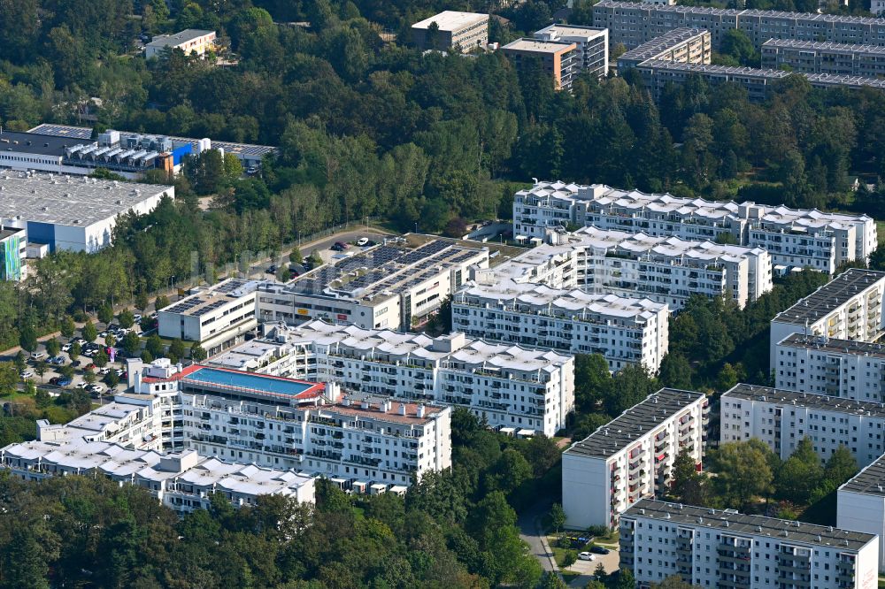 Luftbild Dresden - Wohngebiet der Mehrfamilienhaussiedlung mit Schwimmbecken auf dem Dach in Dresden im Bundesland Sachsen, Deutschland