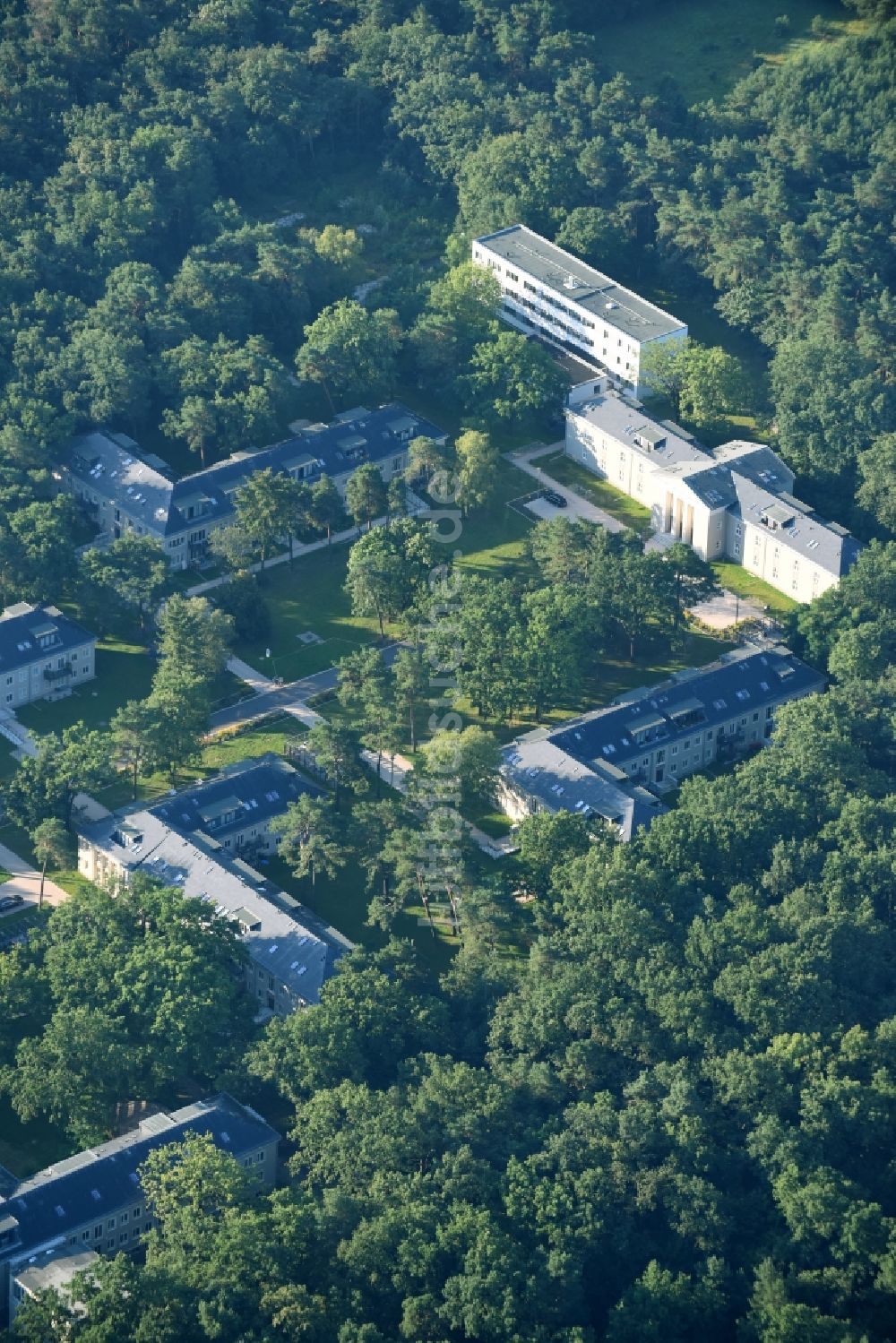 Berlin von oben - Wohngebiet der Mehrfamilienhaussiedlung an der Südostallee im Ortsteil Treptow-Köpenick in Berlin, Deutschland