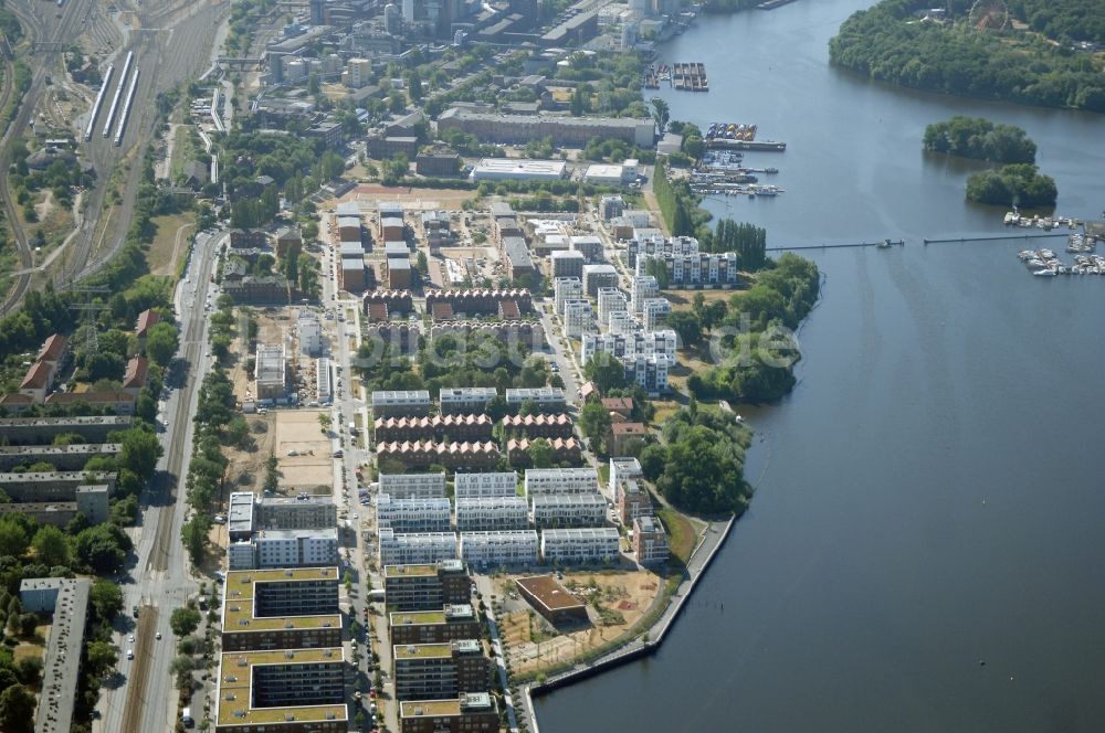 Luftbild Berlin - Wohngebiet einer Mehrfamilienhaussiedlung am Seeufer Rummelsburger See im Ortsteil Rummelsburg in Berlin, Deutschland