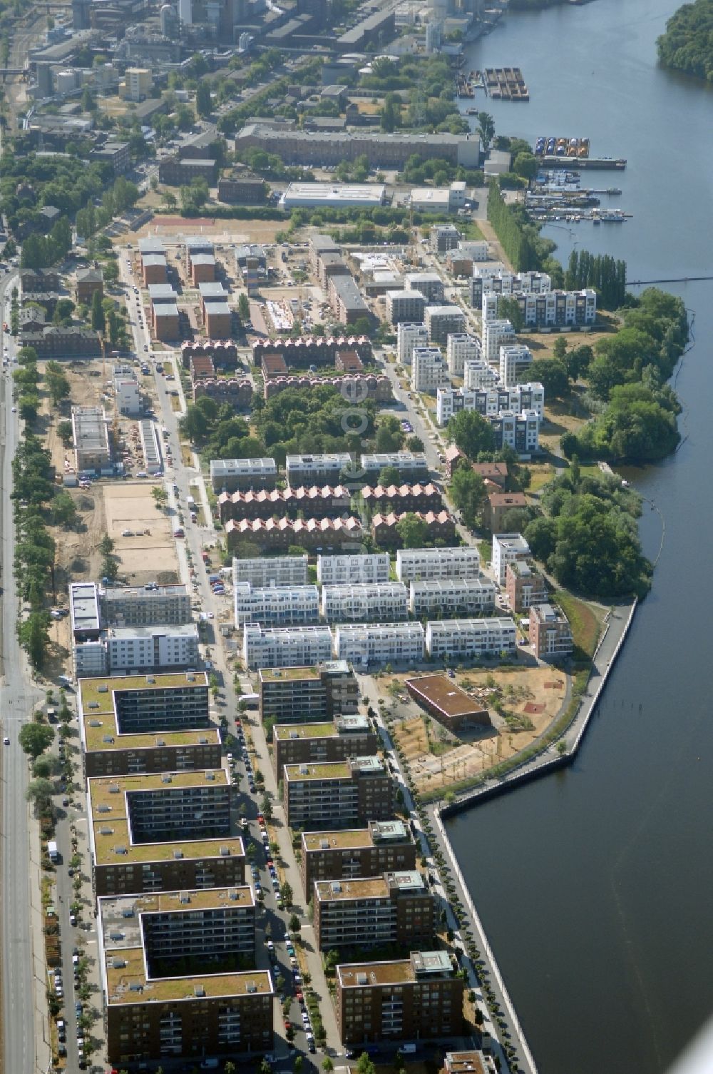 Luftaufnahme Berlin - Wohngebiet einer Mehrfamilienhaussiedlung am Seeufer Rummelsburger See im Ortsteil Rummelsburg in Berlin, Deutschland