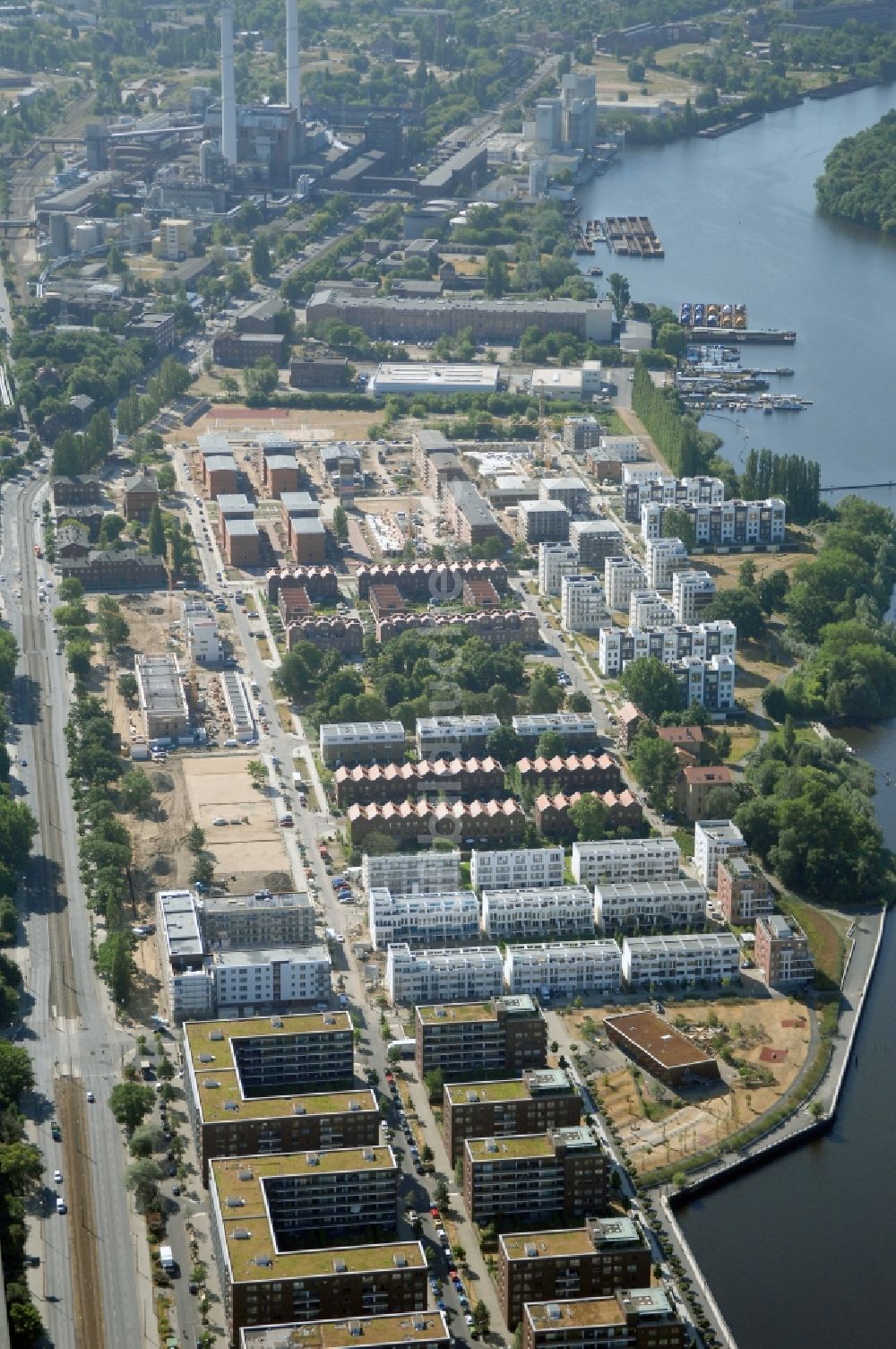 Berlin von oben - Wohngebiet einer Mehrfamilienhaussiedlung am Seeufer Rummelsburger See im Ortsteil Rummelsburg in Berlin, Deutschland